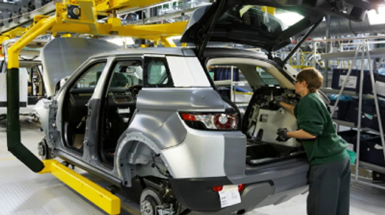 У світі різко дорожчають нові автомобілі. Чи зачепить Україну?