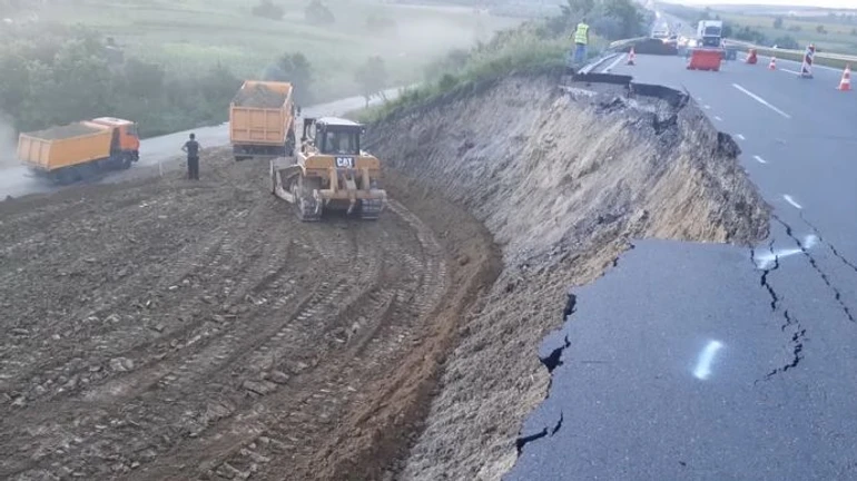 Кусок трассы Киев - Одесса съехал из-за дождей