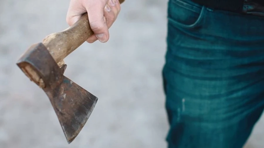 Напад з сокирою на АТБ: у затриманого також була шабля і гвинтівка