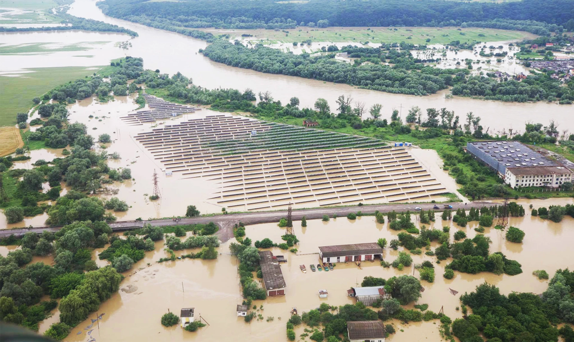 Західна Україна у воді. Чому вирубка лісів у Карпатах – не єдина причина затоплених будинків, пояснює еколог