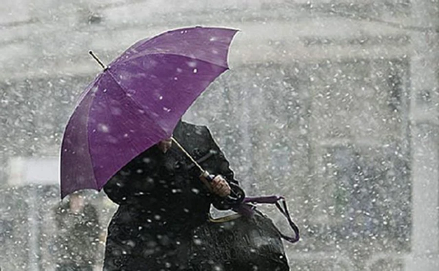 С понедельника Украину начнет накрывать дождями и снегом