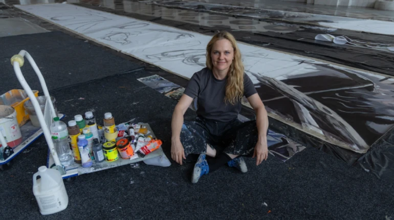 Художница Леся Хоменко превратила Киевский вокзал в мастерскую, чтобы создать гигантскую картину с эскалатором