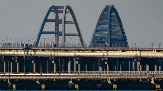 Russians temporarily close Crimean Bridge