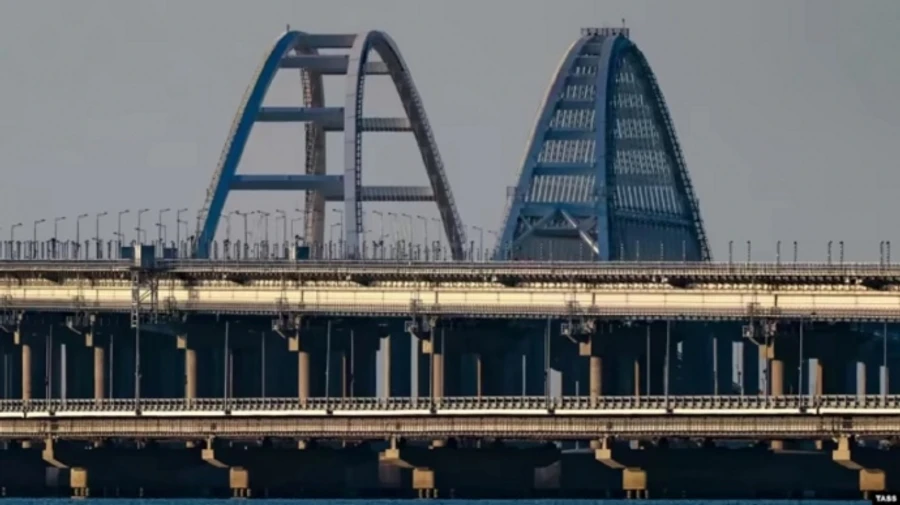 Russians temporarily close Crimean Bridge
