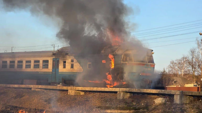 Ворожий дрон влучив у пасажирський поїзд біля Сум