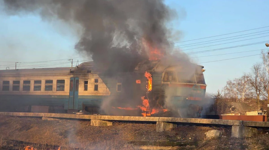 Вражеский дрон попал в пассажирский поезд возле Сум