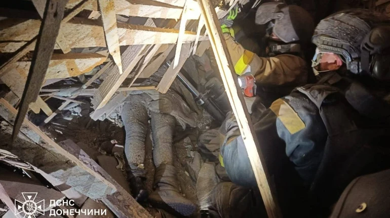 У Краматорську надзвичайники врятували з-під завалів жінку після російського авіаудару