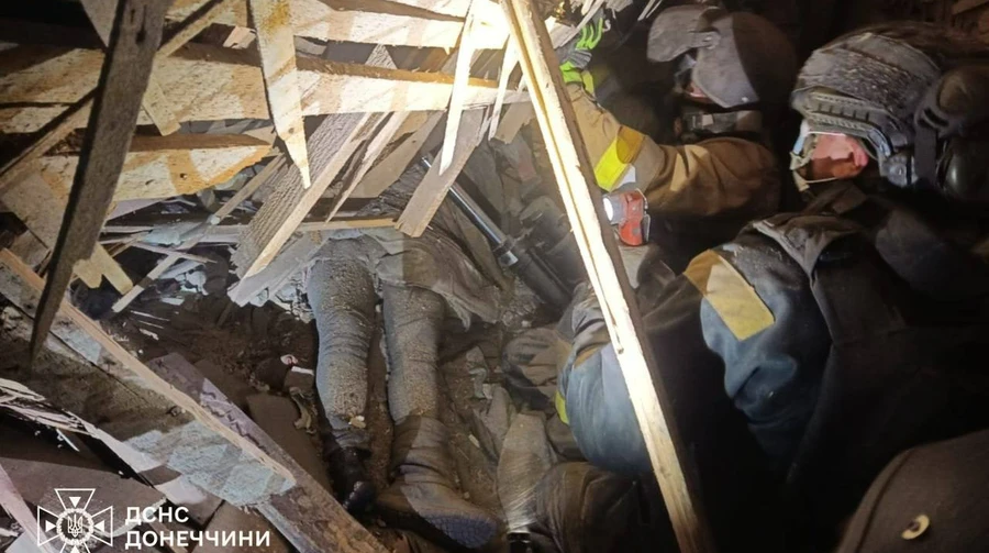 В Краматорске спасатели спасли из-под завалов женщину после российского авиаудара