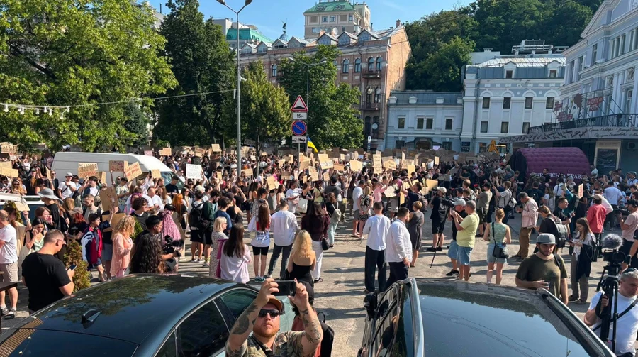 В Киеве и ряде других городов требуют не увольнять Федорова