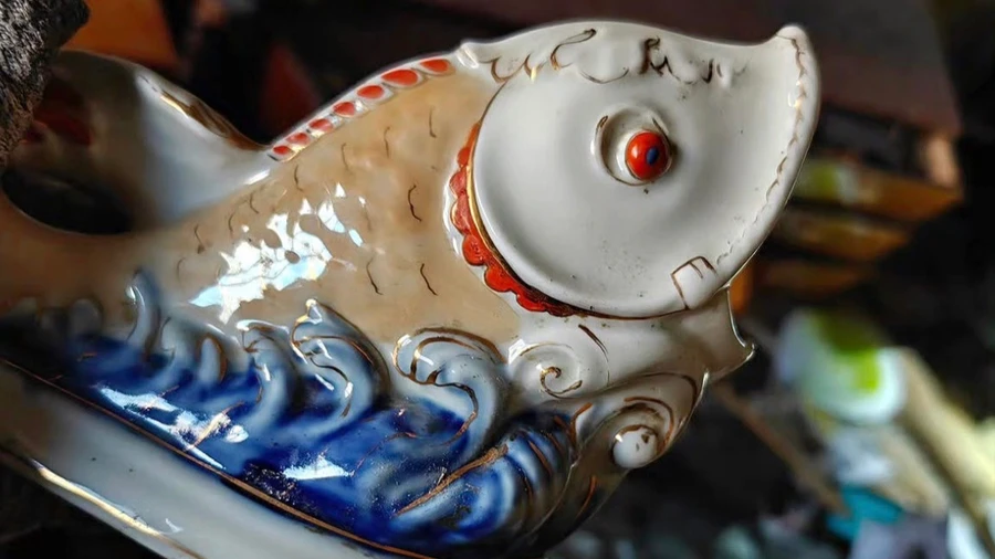 Porcelain fish survives Russian strike on Kyiv apartment building and becomes symbol of resilience – photos