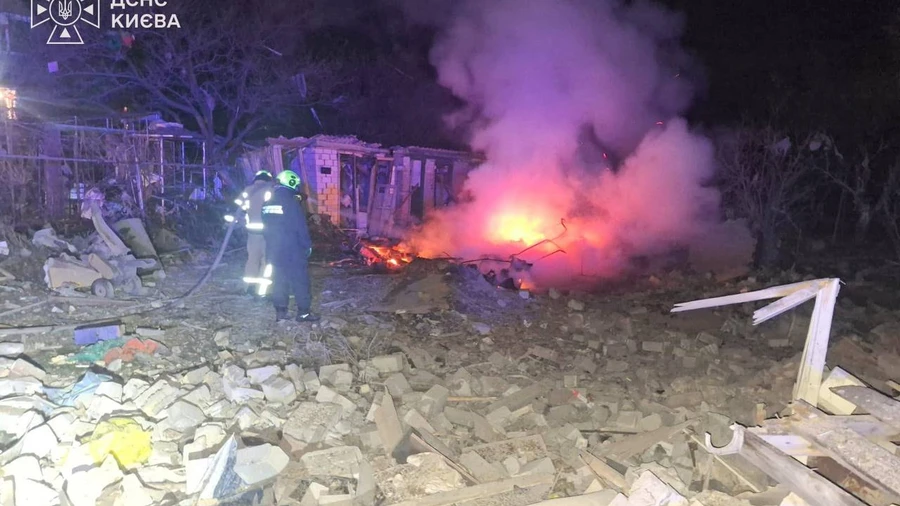 Ataque russo em Kyiv fere duas pessoas e danifica casa – foto