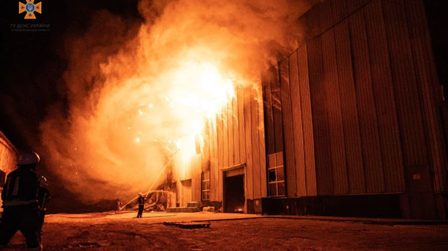 В Тернополе тушат масштабный пожар на предприятии