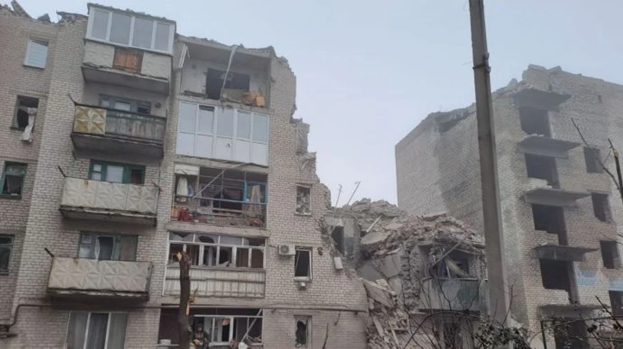 Russians strike residential building in Chasiv Yar, three people injured