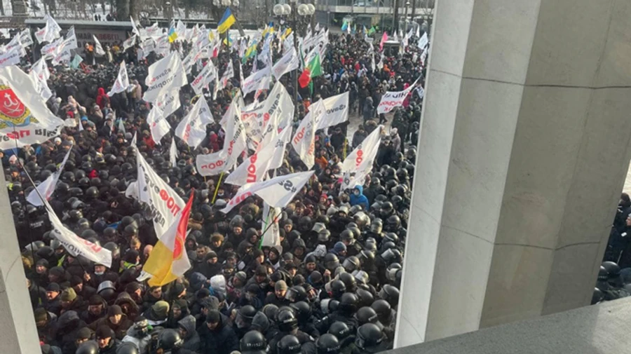 Під стінами Ради внаслідок протестів постраждало більше двох десятків людей