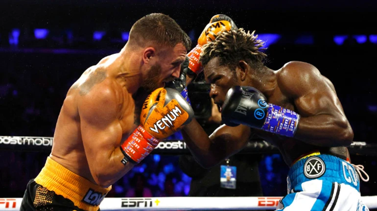 Бокс: Ломаченко одолел Комми