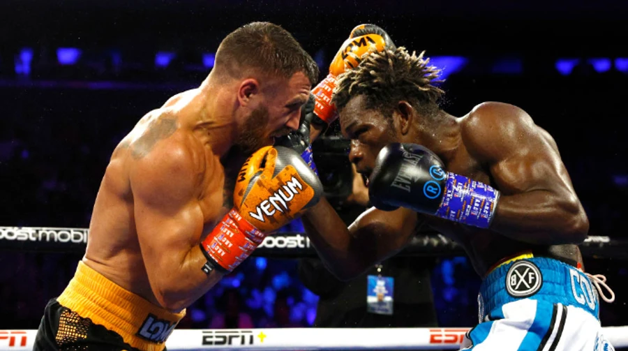 Бокс: Ломаченко одолел Комми