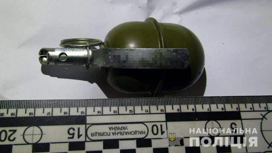 В кармане водителя, врезавшегося в столб, нашли гранату