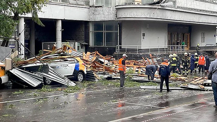 Ливень в Москве: затопленные дороги, парализованный транспорт
