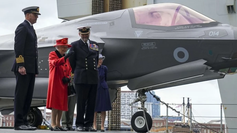 Єлизавета ІІ відвідала названий на її честь авіаносець