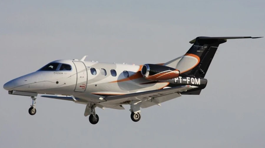 У Франції літак здійснив жорстку посадку без шасі, є поранені