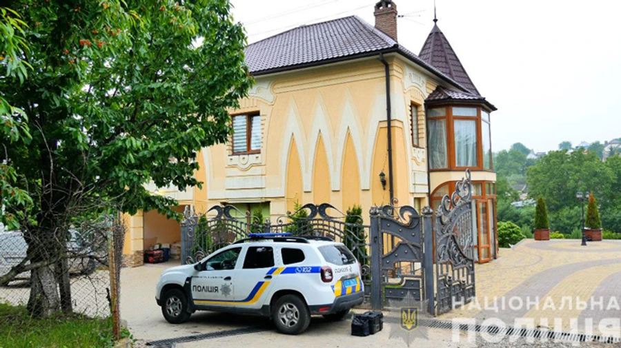 На Буковине грабитель отстреливался от полицейских: двое раненых