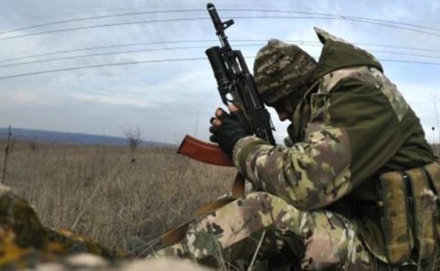 Война на востоке: 12 обстрелов за сутки, 1 боец ООС погиб, 1 ранен