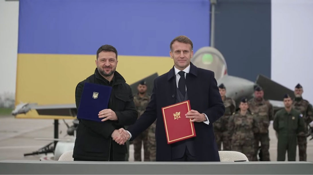 Zelenskyy e Macron firmano accordo per potenziare la difesa ucraina