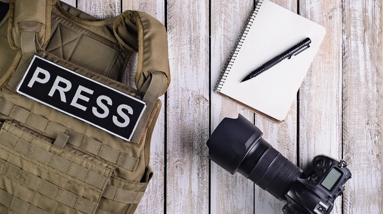 Щоб не стати ціллю ворожих дронів: на Херсонщині медійники не використовують наліпок PRESS