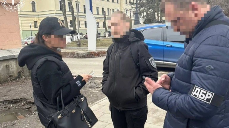 Скромно вдягнутися, прибрати iPhone: у Дніпрі ексвійськова лікарка допомагала пройти ВЛК