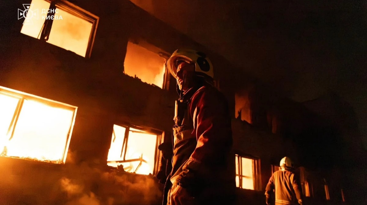 Балістична атака на Київ: горять будинки, ТРЦ, автомобілі, є потерпілі