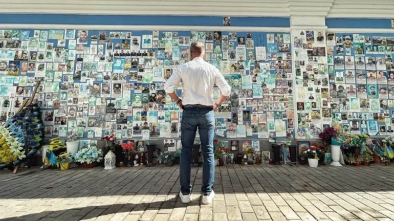 Orbán's biggest opponent arrives in Kyiv and honours Ukraine's fallen defenders – photos