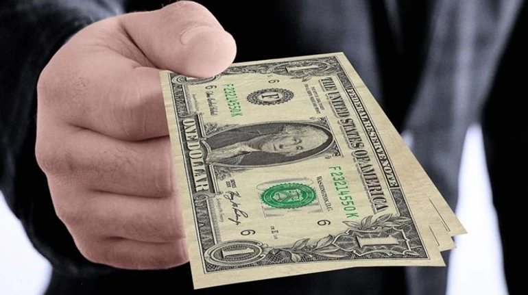 Обмінники і банки не приймають пошкоджені і старі банкноти. Чому це тепер стало проблемою?