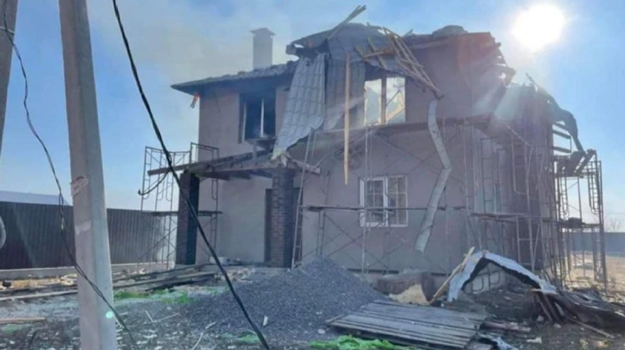 The Russian occupying forces fired heavy artillery at the village where Yanukovych's former villa is located