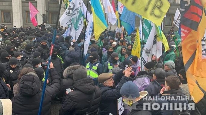 Під радою ФОПи почубилися з силовиками, є травмовані