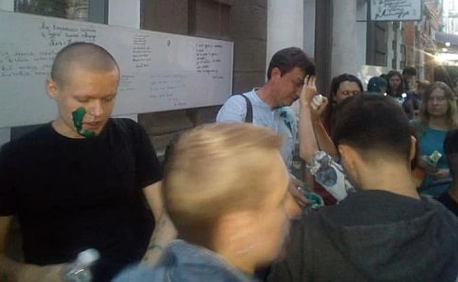 Радикали облили зеленкою голову Останньої барикади через лекцію
