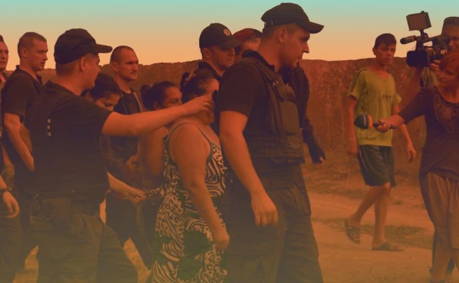 Хроніка 28 серпня. В Іловайську чекають на підкріплення, а на Одещині ромські погроми