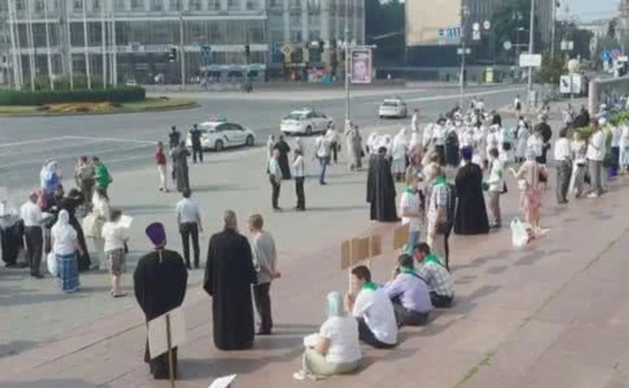 Уже понад 200 ходаків зібралися на Європейській площі