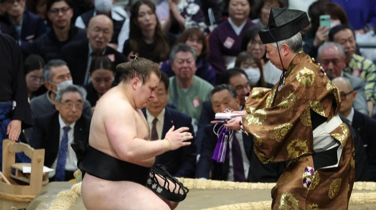 Яскравий кидок від Аонішікі, Шиші програв казаху: результати турніру з сумо Haru Basho