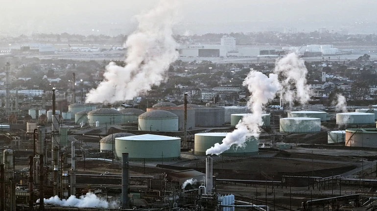 Атака Ірану по Саудівській Аравії зупинила НПЗ двох нафтогігантів