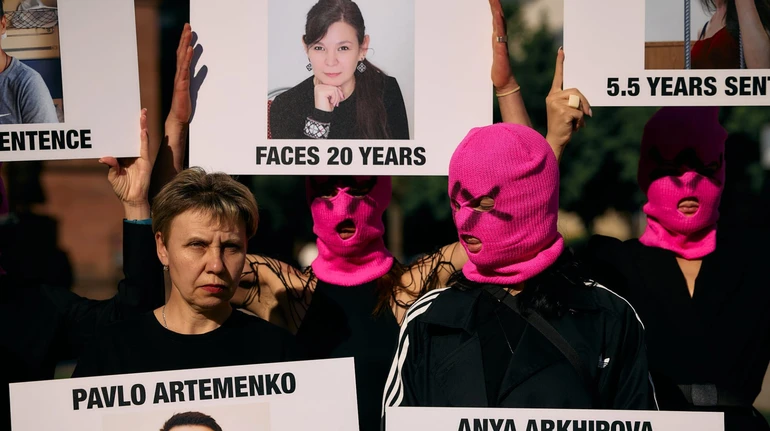 Pussy Riot представив протестну виставку з творами українських в'язнів у Росії