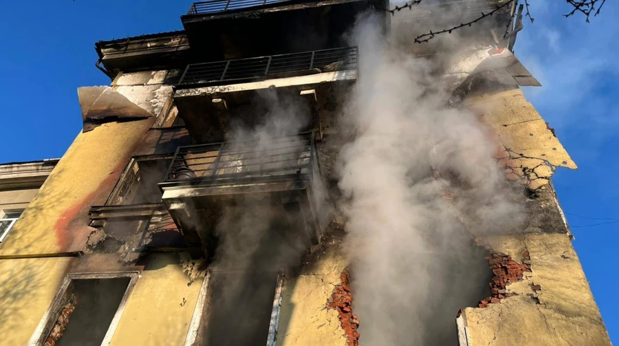 Враг ударил дронами и ракетой по Шосткинской общине: возникли пожары, погибла женщина