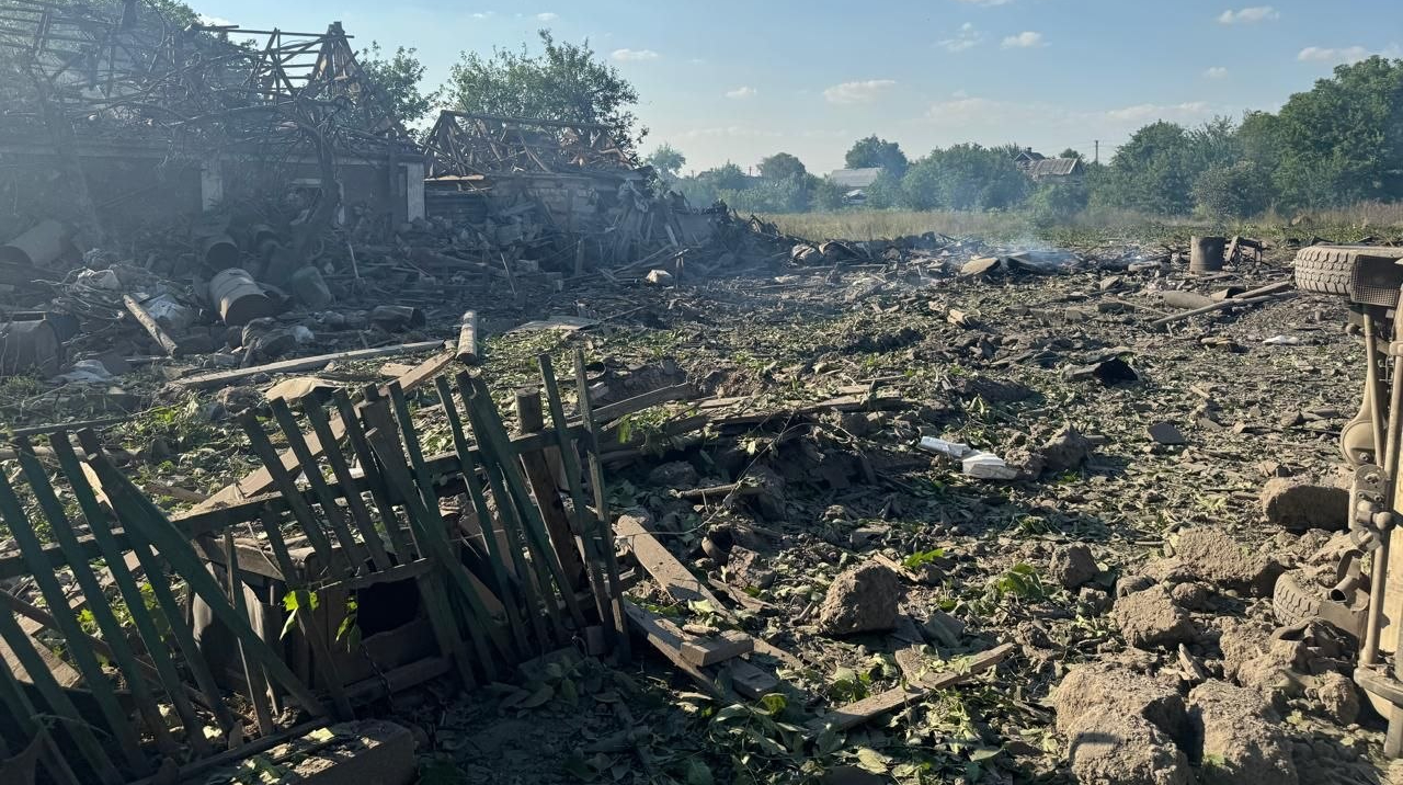 РФ скинула 7 авіабомб на Олександрівку, пошкоджено понад 50 будинків, є загибла – Донецька ОВА