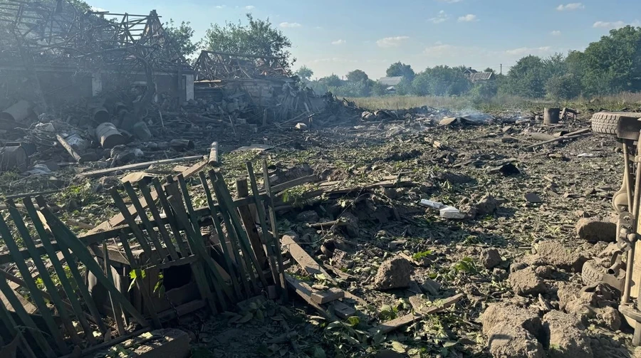 РФ скинула 7 авіабомб на Олександрівку, пошкоджено понад 50 будинків, є загибла – Донецька ОВА
