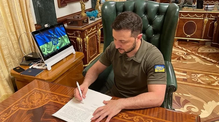 Подпись стоимостью 250 млн евро. Президент задерживает средства для Украины, но проблема не только в нем