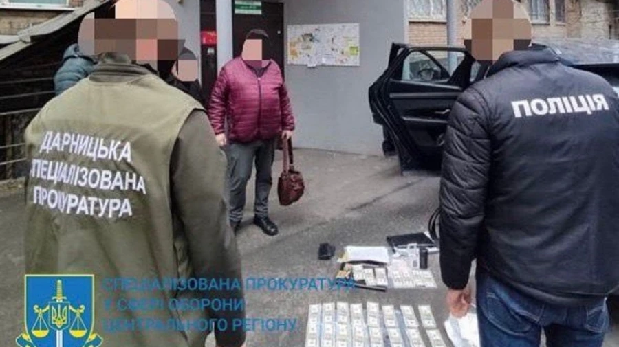 Підприємця та ексдиректора підприємства Міноборони викрили на хабарі у $600 тисяч
