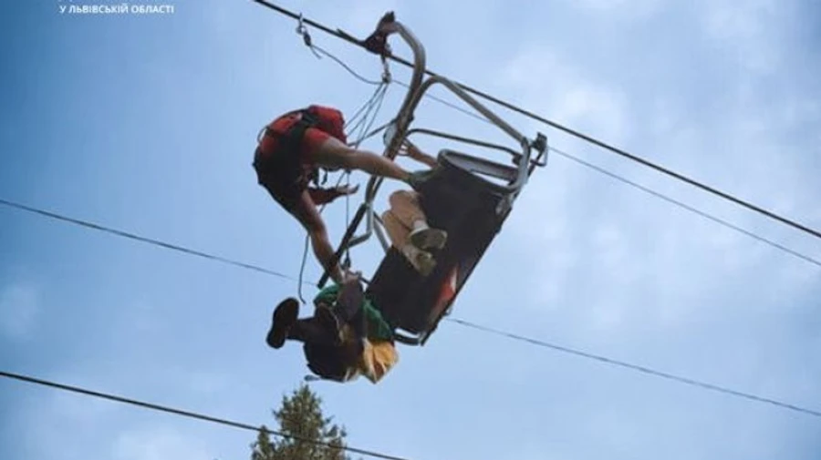У Славському людей, що застрягли на канатці, спускали по мотузках