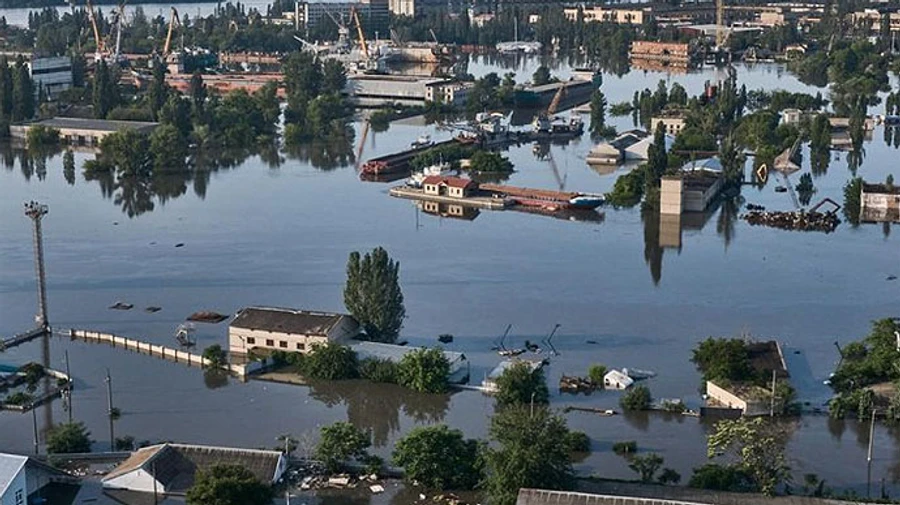 Russians attack Kherson, injuring 2 volunteers