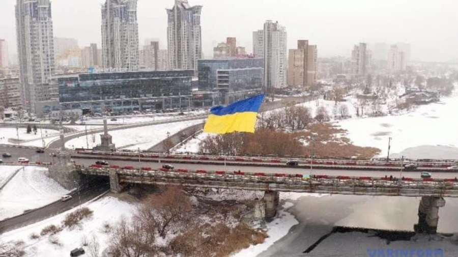 В Киеве образовали живую цепь через Днепр