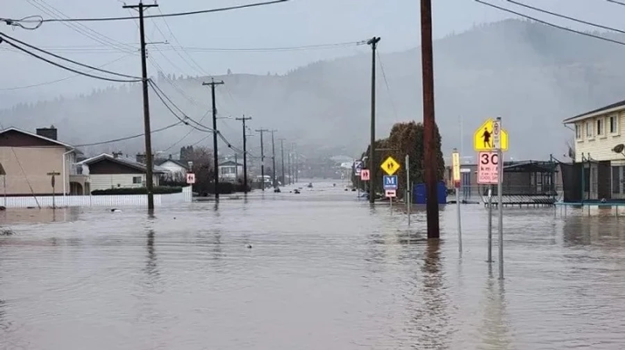 После наводнения в Канаде спасатели нашли тела троих погибших
