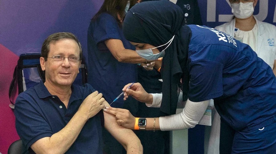 Президент Ізраїлю отримав третю дозу вакцини Pfizer